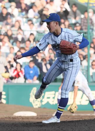　力投する健大高崎・石垣元気（撮影・石井剣太郎）