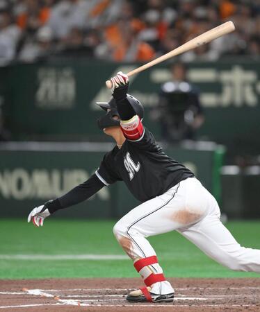 　７回、右前打を放つ西川（撮影・伊藤笙子）