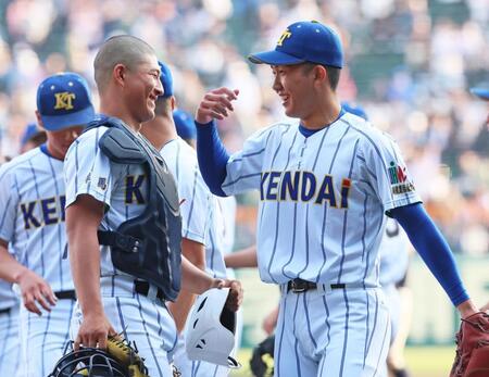 　９回、最後を締めくくり笑顔を見せる健大高崎・石垣元気（右）＝撮影・立川洋一郎