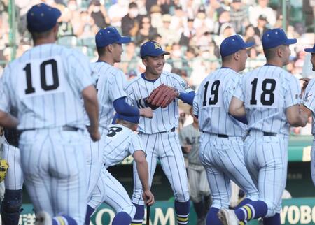 　試合を締め、笑顔を見せる健大高崎・石垣元気（中央）＝撮影・石井剣太郎