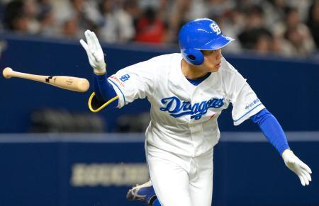 　２回、中前に先制打を放つ中日・岡林＝バンテリンドーム