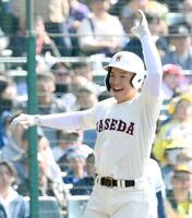 　７回、三塁打を放ち笑顔を見せる中村（撮影・西田忠信）