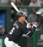 　１回、右前打を放つ西川（撮影・伊藤笙子）