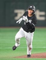 　５回、藤岡の右前打で三塁へ激走する一塁走者の西川（撮影・伊藤笙子）
