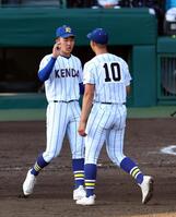 　９回、健大高崎・石垣（左）が下重に代わりマウンドに上がる（撮影・山口登）