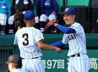 　試合を締め、笑顔を見せる健大高崎・石垣元気（右）＝撮影・山口登