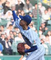 　力投する健大高崎・石垣元気（撮影・石井剣太郎）