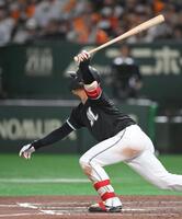 　７回、右前打を放つ西川（撮影・伊藤笙子）