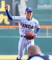 　９回から登板して最後を締めくくり、ガッツポーズを見せる健大高崎・石垣元気（撮影・立川洋一郎）