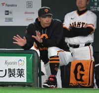 　５回、ベンチから身を乗り出す阿部監督（撮影・伊藤笙子）