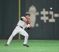 　５回、佐藤の打球に追いつき、アウトにする中山（撮影・伊藤笙子）