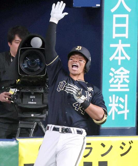 　４回、勝ち越しソロを放ち、ポーズを決める頓宮