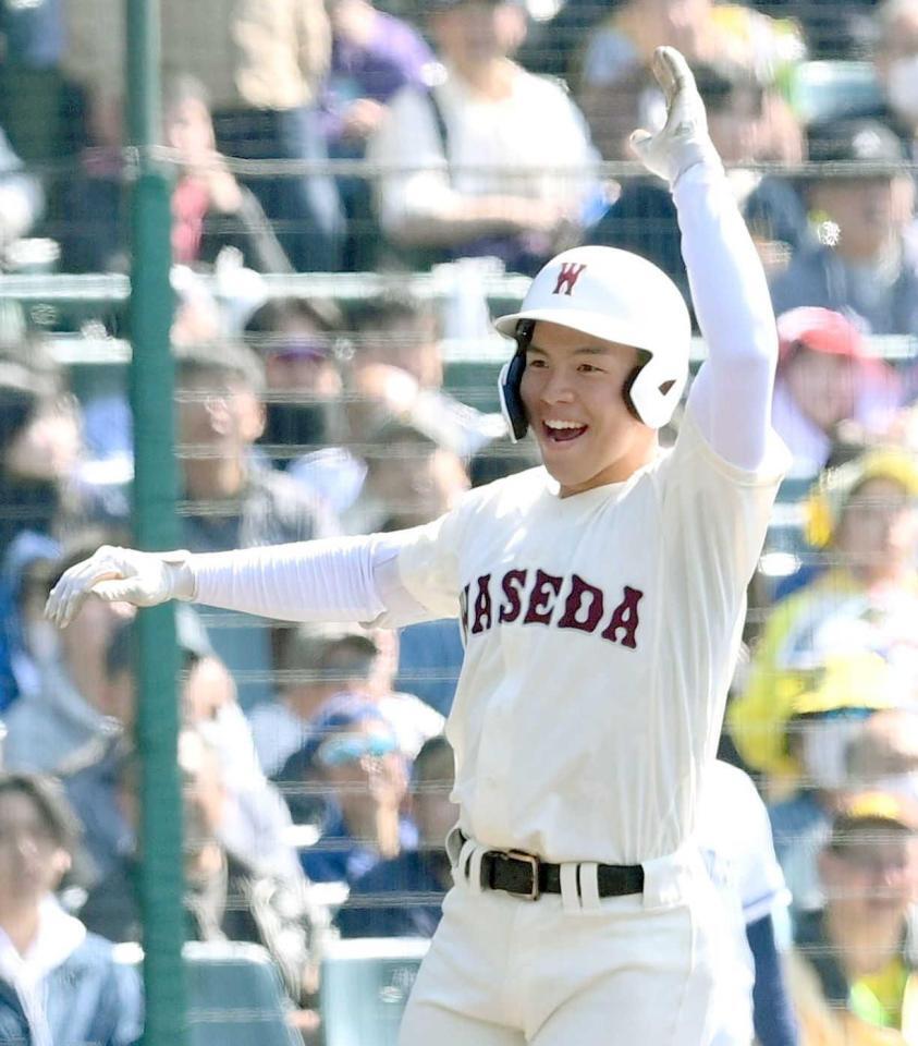 　７回、三塁打を放ち笑顔を見せる中村（撮影・西田忠信）