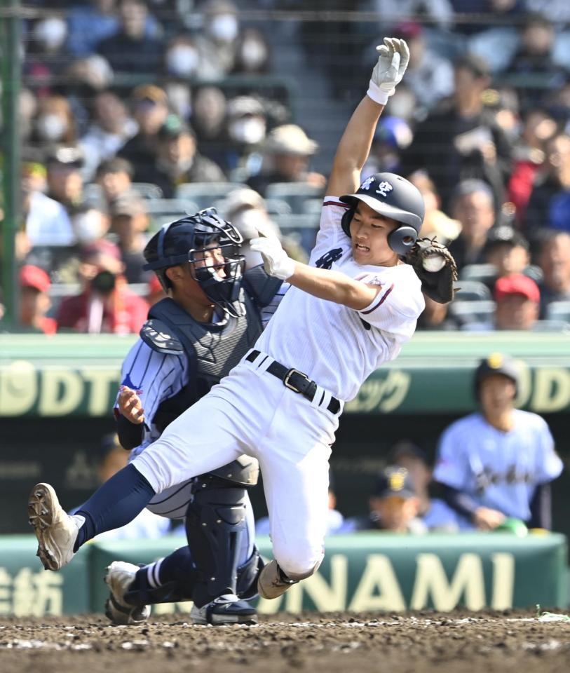 　４回、同点三塁打を放った日本航空石川・北川が本塁を狙うもタッチアウトに
