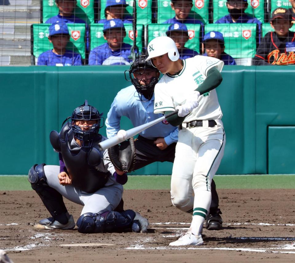 　７回、左越えに２ランを放つ二松学舎大付・永尾愛蓮（撮影・山口登）