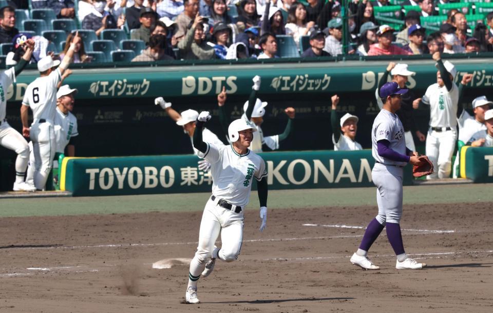 　７回、２ランを放ちガッツポーズを見せる二松学舎大付・永尾愛蓮（撮影・山口登）