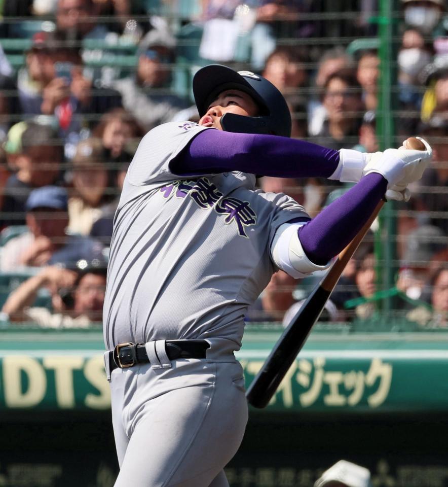 　３回、先制の左犠飛を放つ花巻東・古城大翔（撮影・立川洋一郎）