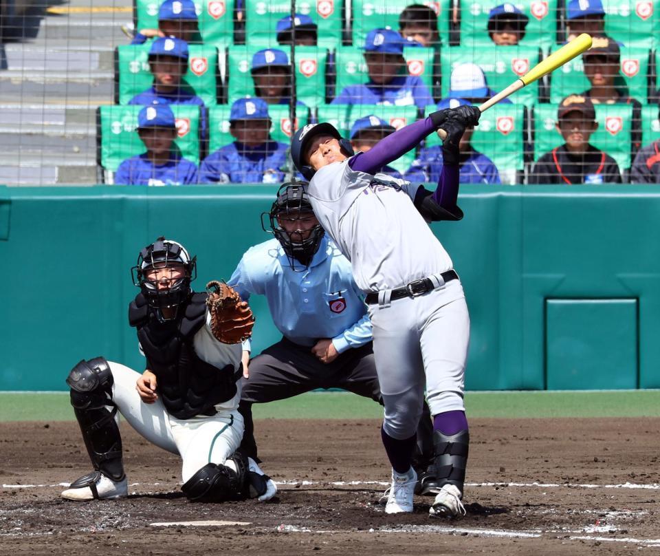 　３回、左前に適時打を放つ花巻東・赤間史弥（撮影・山口登）