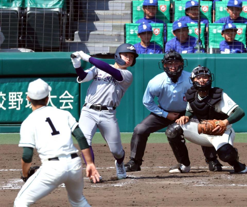 　８回、左前に適時打を放つ花巻東・佐藤謙成（撮影・山口登）