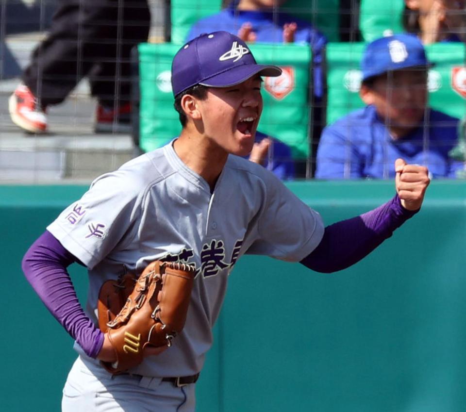 　二松学舎大付に勝利しガッツポーズを決める花巻東・万谷堅心（撮影・山口登）