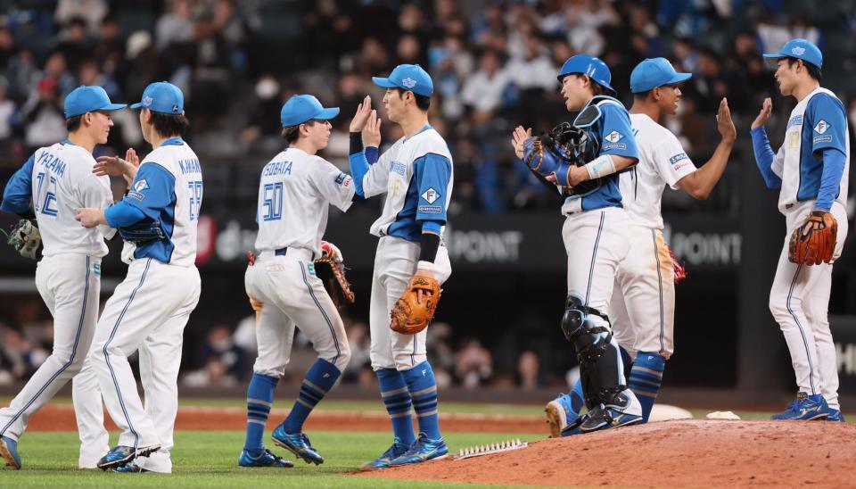 　ヤクルトに勝利をあげ、タッチを交わす日本ハムナイン（撮影・中島達哉）