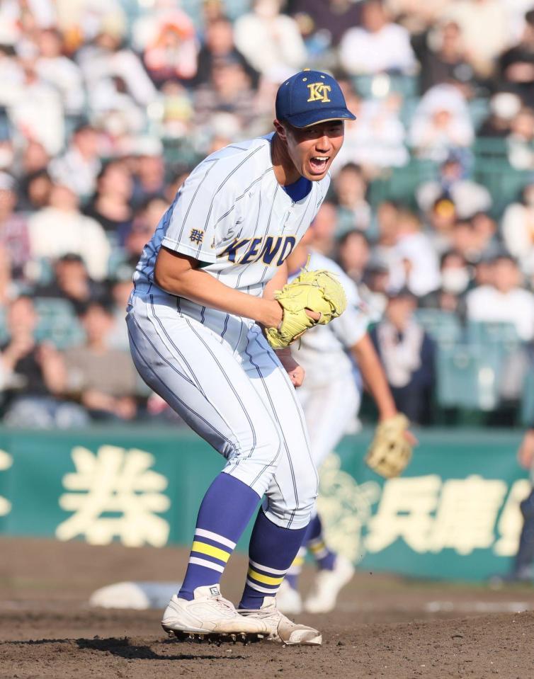 　８回、得点を許さず投げ終え吠える健大高崎・下重賢慎（撮影・石井剣太郎）