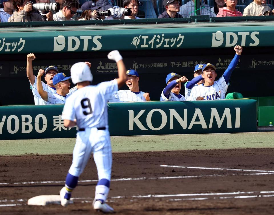 　１回、栗原（９）の先制適時打に盛り上がる健大高崎ナイン（撮影・山口登）