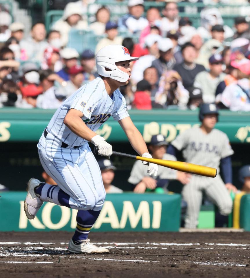 　１回、先制適時打を放つ健大高崎・栗原朋希（撮影・石井剣太郎）