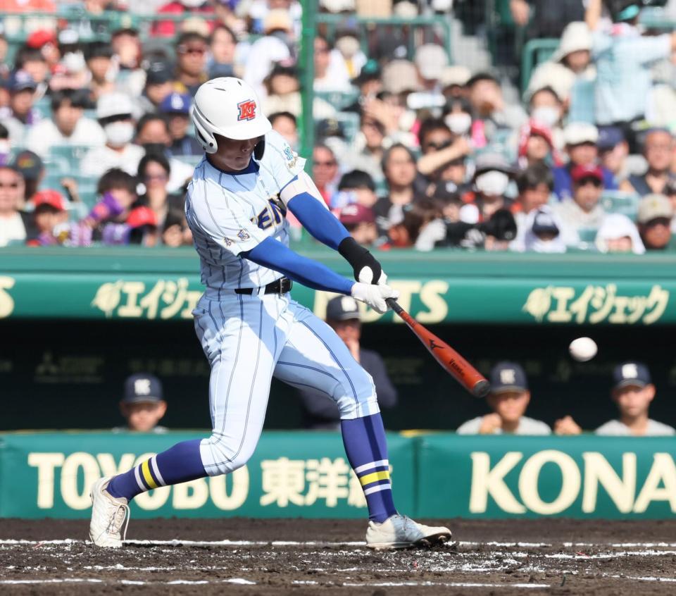 　１回、適時二塁打を放つ健大高崎・杉山翔大（撮影・石井剣太郎）