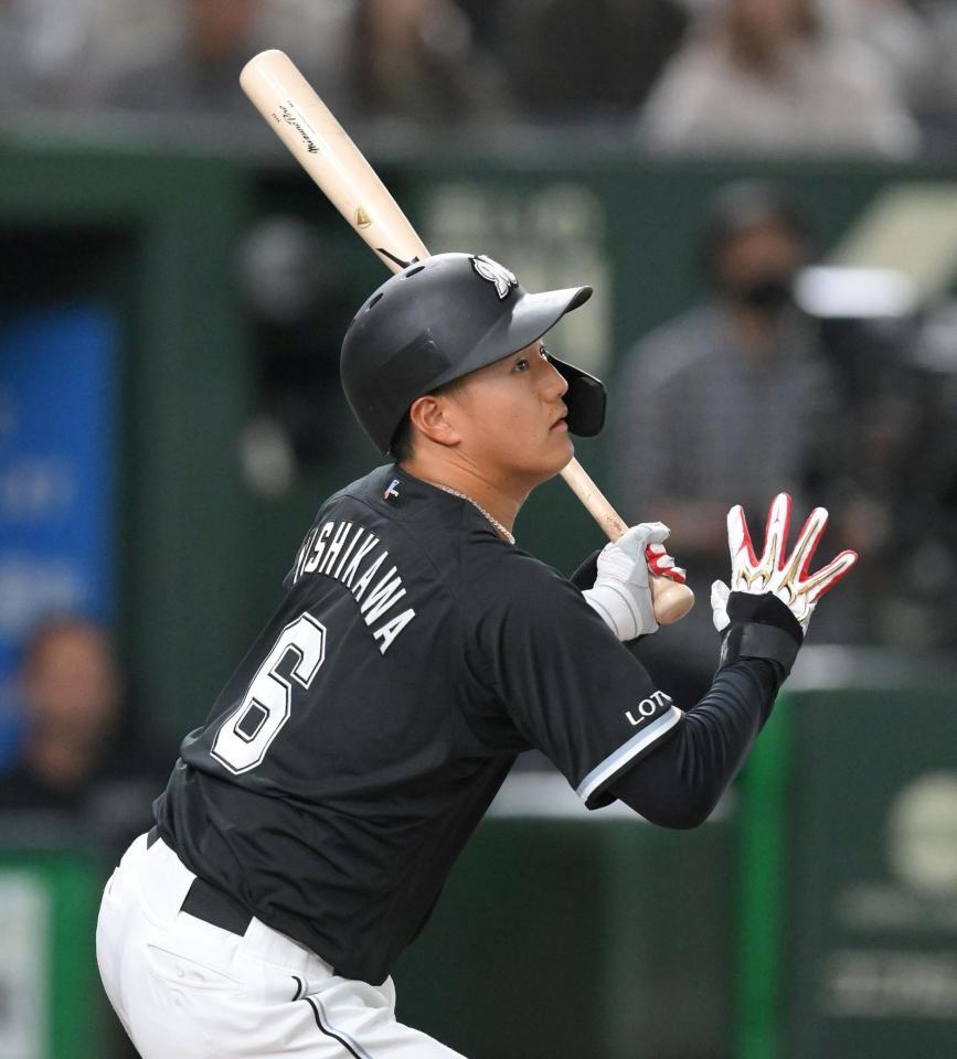 　１回、右前打を放つ西川（撮影・伊藤笙子）