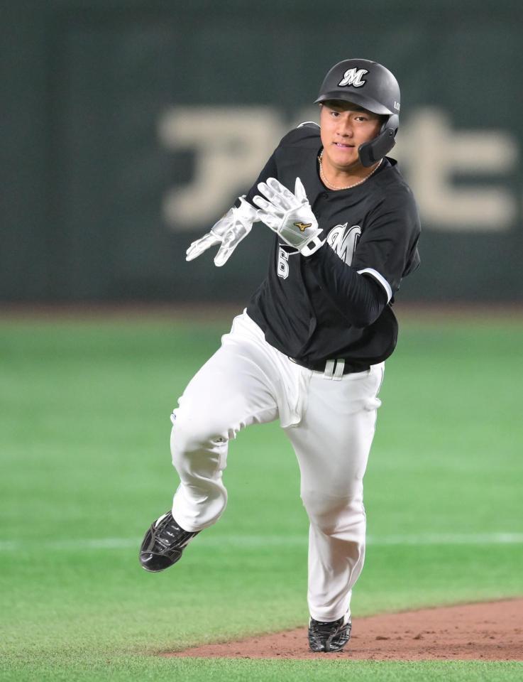 　５回、藤岡の右前打で三塁へ激走する一塁走者の西川（撮影・伊藤笙子）