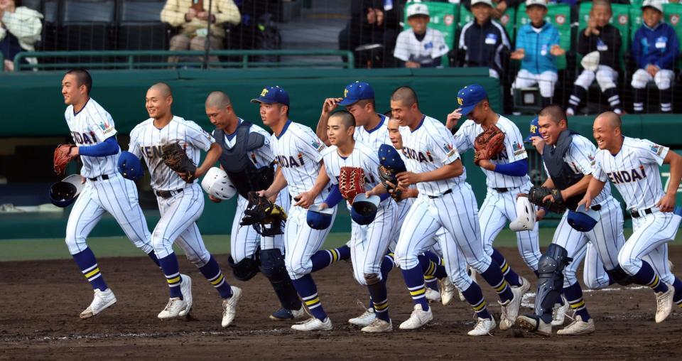 　敦賀気比に勝利し、応援団にあいさつに向かう健大高崎ナイン（撮影・山口登）