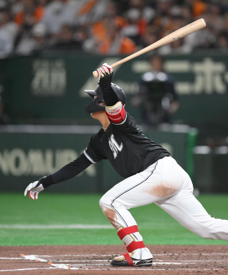 　７回、右前打を放つ西川（撮影・伊藤笙子）