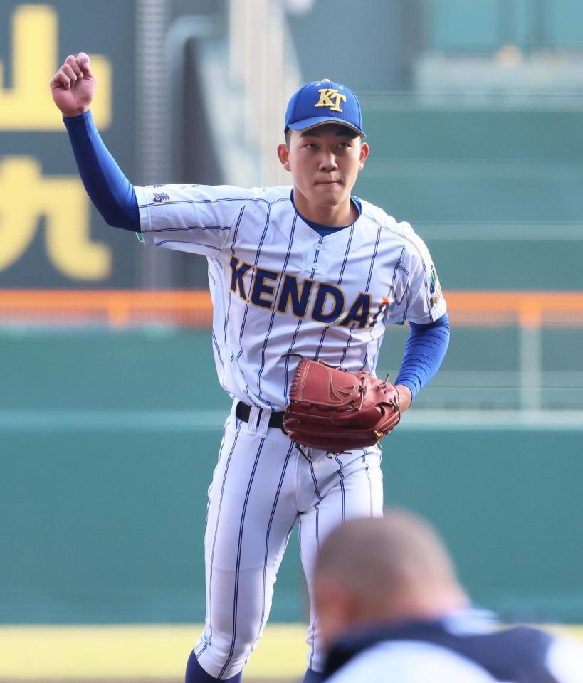 　９回から登板して最後を締めくくり、ガッツポーズを見せる健大高崎・石垣元気（撮影・立川洋一郎）