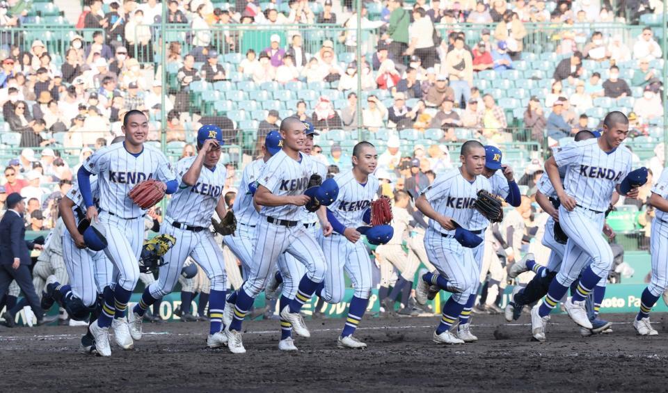 　試合に勝利し喜ぶ石垣元気（左端）ら健大高崎ナイン（撮影・石井剣太郎）