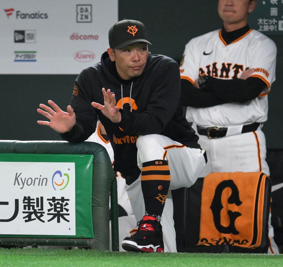 　５回、ベンチから身を乗り出す阿部監督（撮影・伊藤笙子）