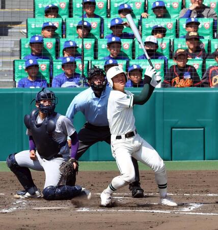 　７回、左越えに２ランを放つ永尾（撮影・山口登）