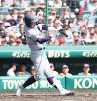 　３回、先制犠飛を放つ花巻東・古城（撮影・石井剣太郎）