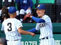 　試合を締め、笑顔を見せる健大高崎・石垣（右）＝撮影・山口登