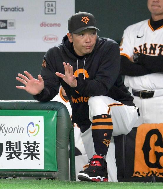 　５回、ベンチから身を乗り出す阿部監督