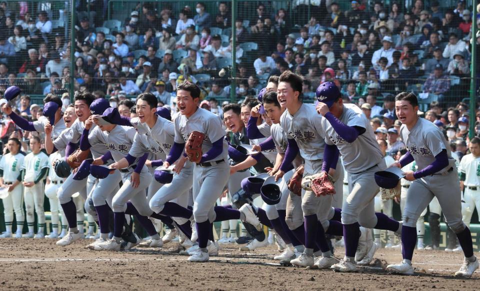 　二松学舎大付に勝利し駆け出す花巻東ナイン（撮影・立川洋一郎）