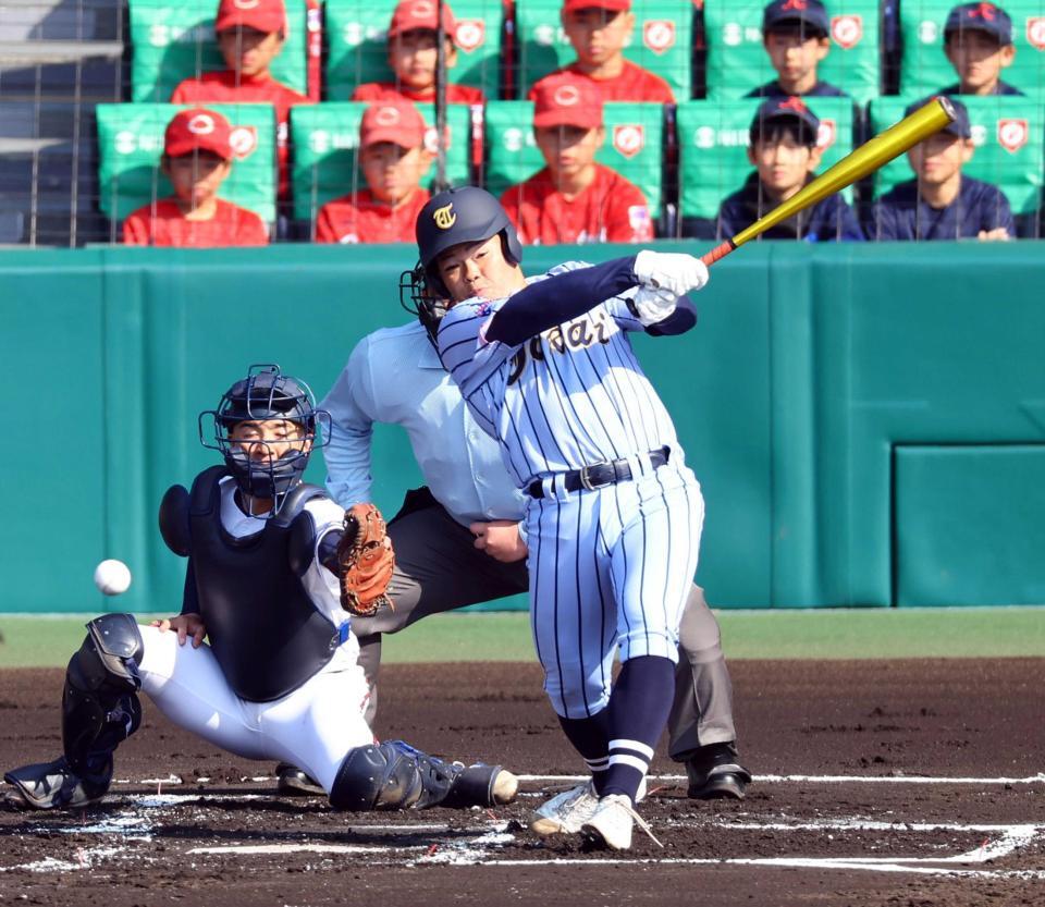 　１回、先制の中前打を放つ弟の太田勝馬（撮影・山口登）