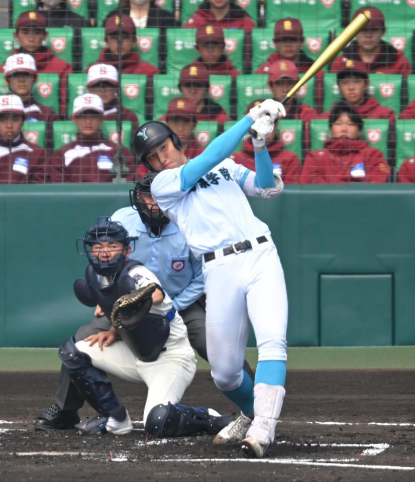 　１回、適時打を放つ山梨学院・菰田陽生（撮影・飯室逸平）