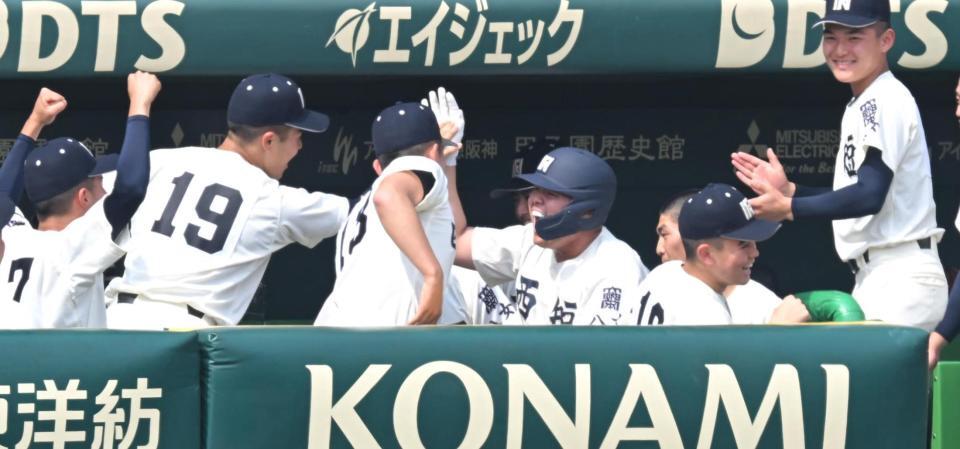 　４回、２ランを放ち、歓喜の表情でベンチに戻る西日本短大付・佐藤仁（中央）＝撮影・飯室逸平