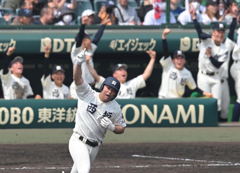 　４回、２ランを放ちダイヤモンドを回る西日本短大付・佐藤仁（撮影・飯室逸平）