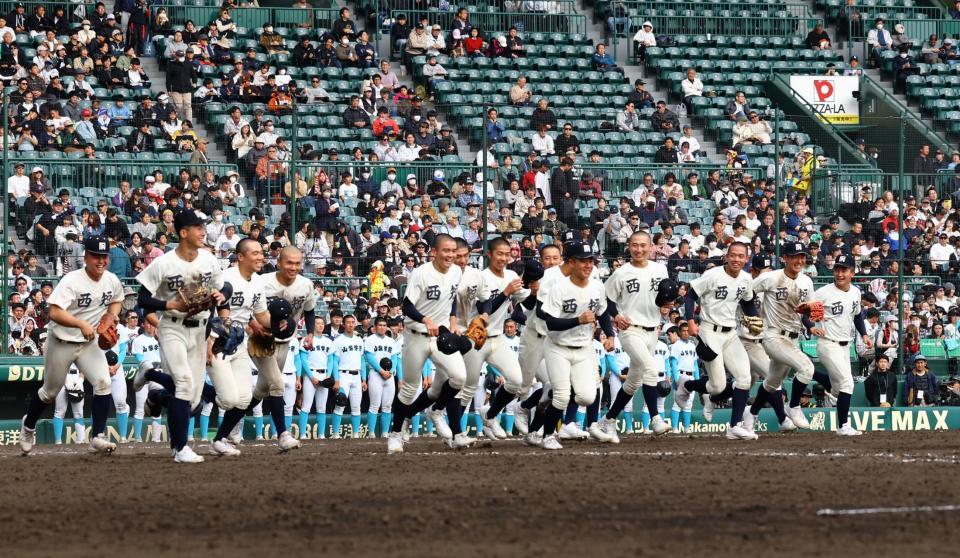 　ベスト８進出を決め歓喜の西日本短大付ナイン（撮影・山口登）