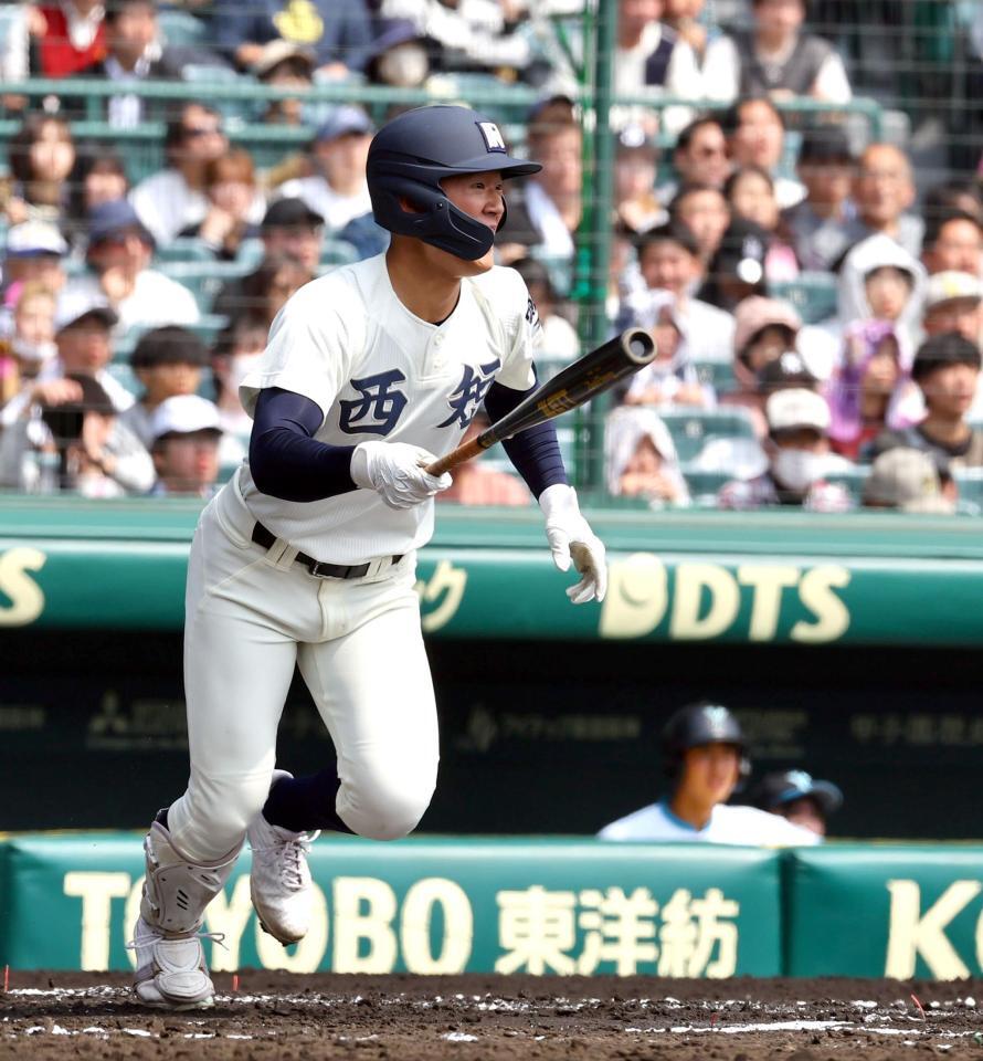 　１回、右越えにランニング３ランを放つ西日本短大付・安田悠月（撮影・山口登）