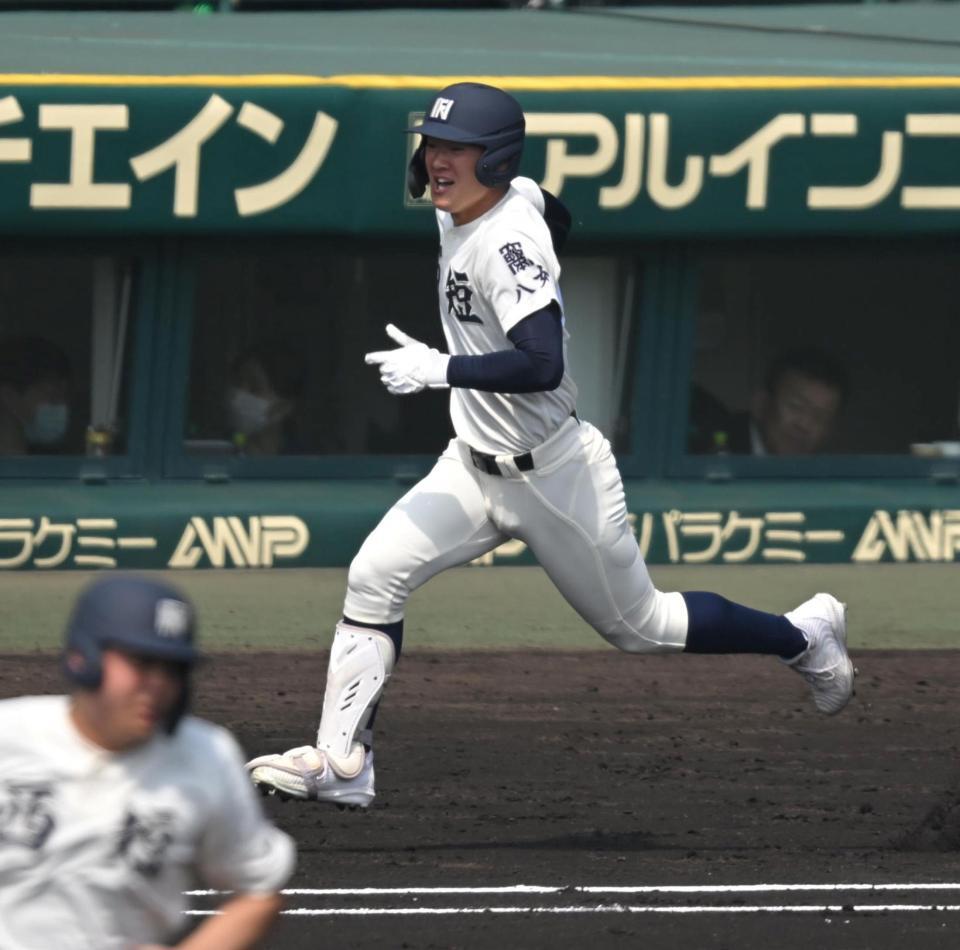 　１回、ランニングホームランで激走する西日本短大付・安田悠月（撮影・飯室逸平）