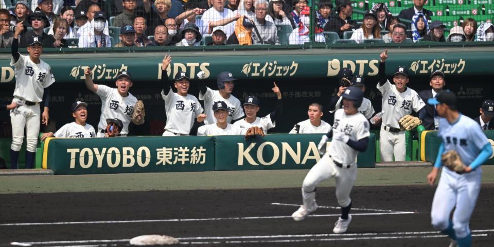 　１回、先制に沸く西日本短大付ナイン（撮影・飯室逸平）