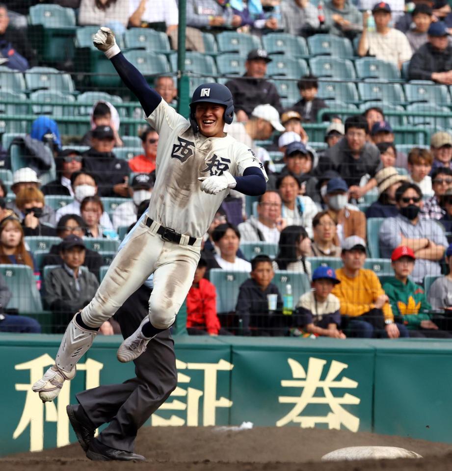 　９回、２点適時三塁打を放ちガッツポーズを見せる西日本短大付・安田悠月（撮影・山口登）